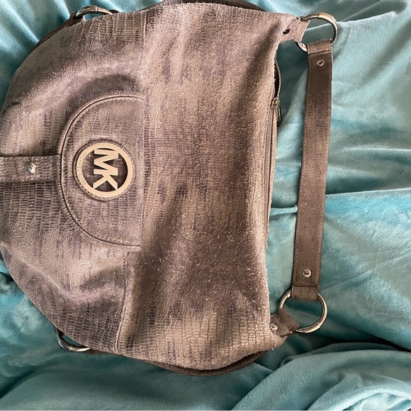 Michael Kors purse very stylish. Beautiful color goes well with everything - Picture 2 of 5